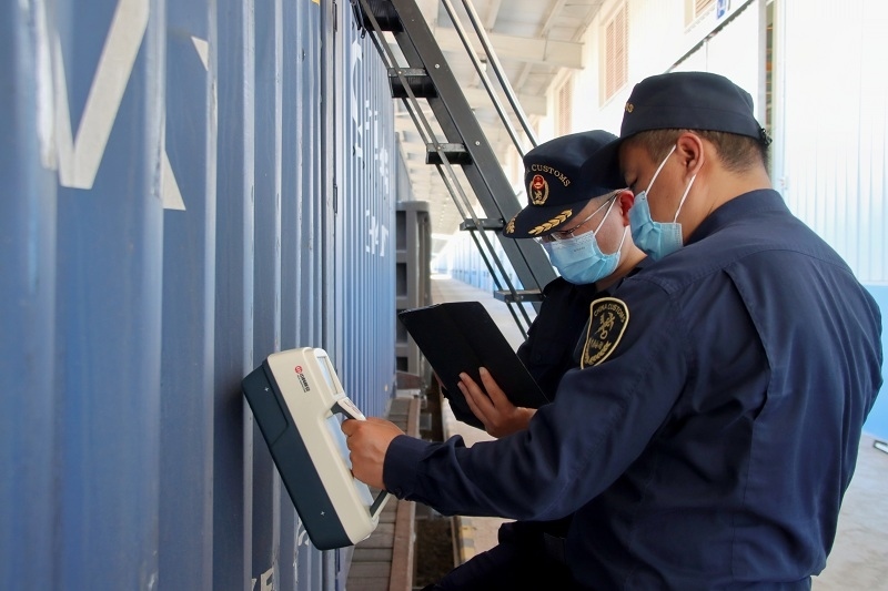 海關(guān)關(guān)員使用手持式輻射探測(cè)儀對(duì)中老鐵路入境貨物進(jìn)行檢測(cè)。張釋巍攝