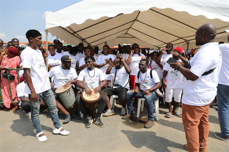 當(dāng)?shù)孛癖姂c祝通車。中建國際中西非公司供圖。