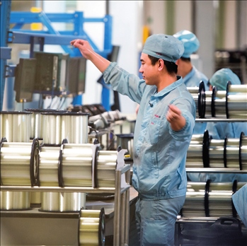 在位于武漢的長飛光纖光纜股份有限公司光纖生產(chǎn)車間內(nèi)，工作人員對(duì)光纖進(jìn)行檢測（資料圖片）。肖藝九攝/本刊