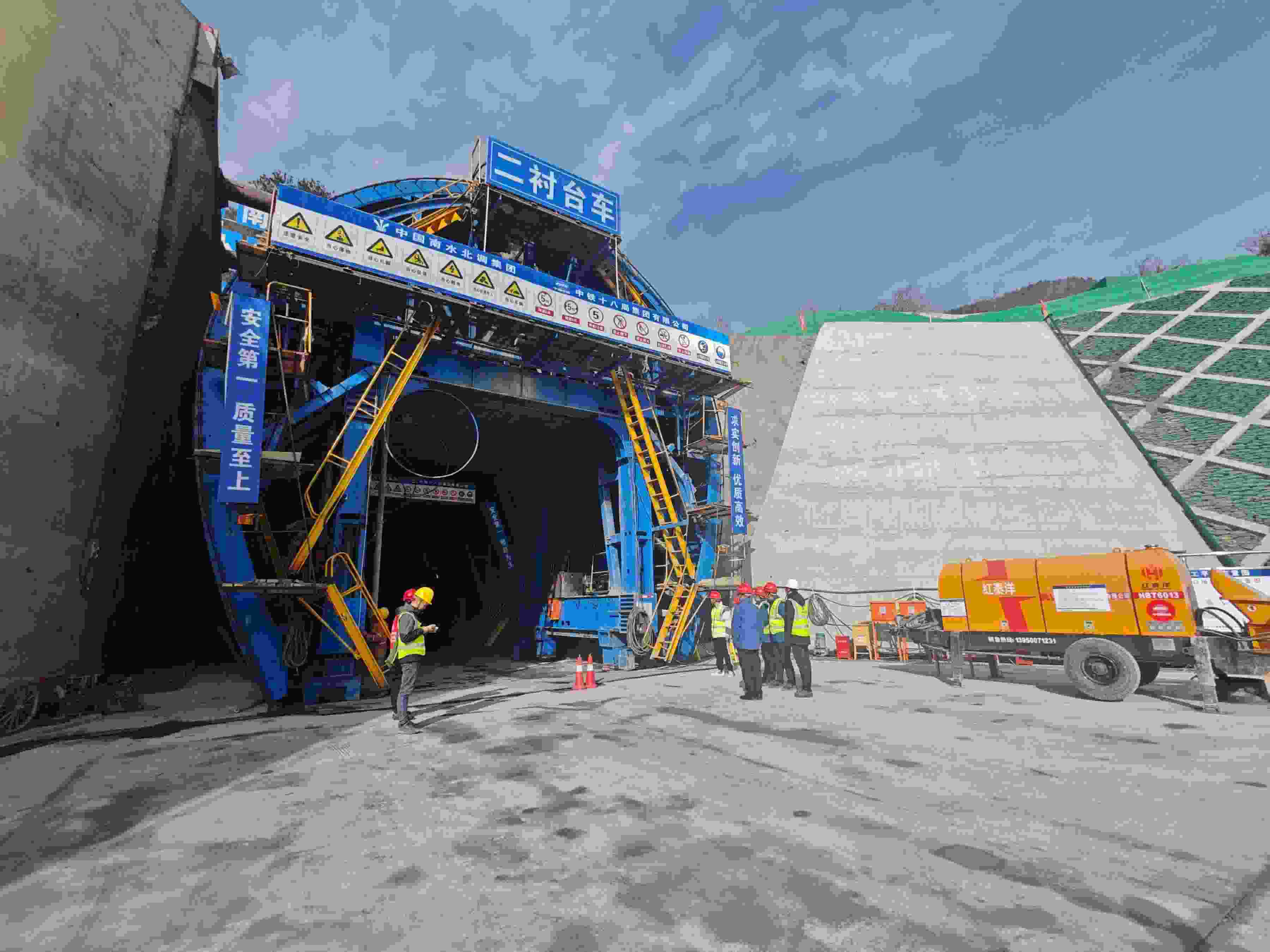 湖北省襄陽(yáng)市保康縣馬良鎮(zhèn)的引江補(bǔ)漢工程輸水隧洞8號(hào)平洞施工現(xiàn)場(chǎng)。受訪者供圖