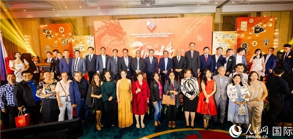 出席駐菲律賓使館2024年新年媒體沙龍部分嘉賓代表合影。人民網(wǎng)記者樊帆 攝