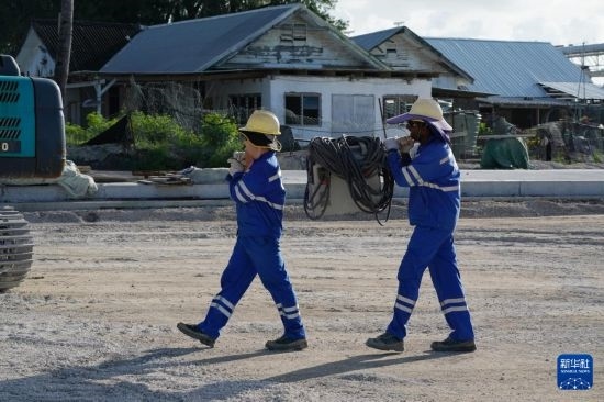 1月18日，工作人員在瑙魯艾沃港碼頭升級(jí)改造項(xiàng)目工地工作。新華社記者 王申 攝