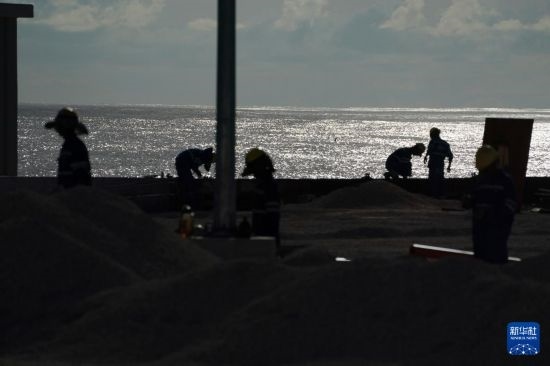 1月18日，工作人員在瑙魯艾沃港碼頭升級(jí)改造項(xiàng)目工地工作。新華社記者 王申 攝