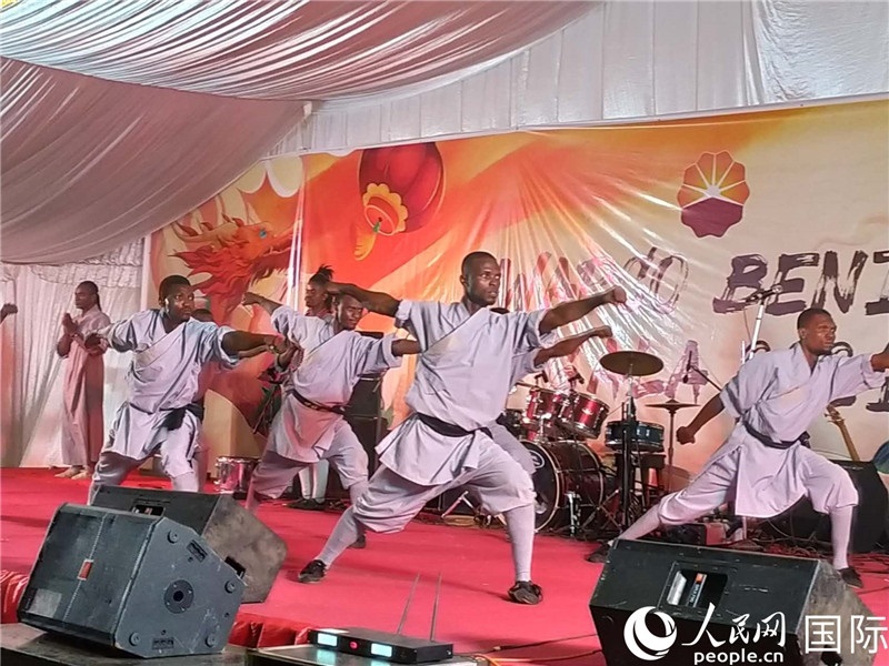 貝寧中國文化中心武術(shù)隊在進(jìn)行表演。人民網(wǎng)記者 黃培昭攝