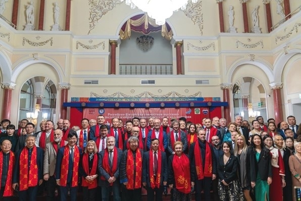 中俄書法美術(shù)作品聯(lián)展與會(huì)來賓共同合影留念。駐俄羅斯使館供圖