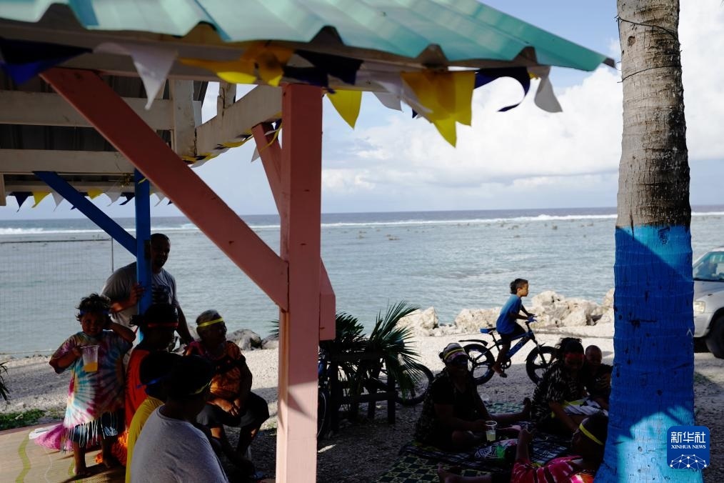 1月20日，當(dāng)?shù)厝嗽阼斠惶幒┬蓍e娛樂。新華社記者 王申 攝