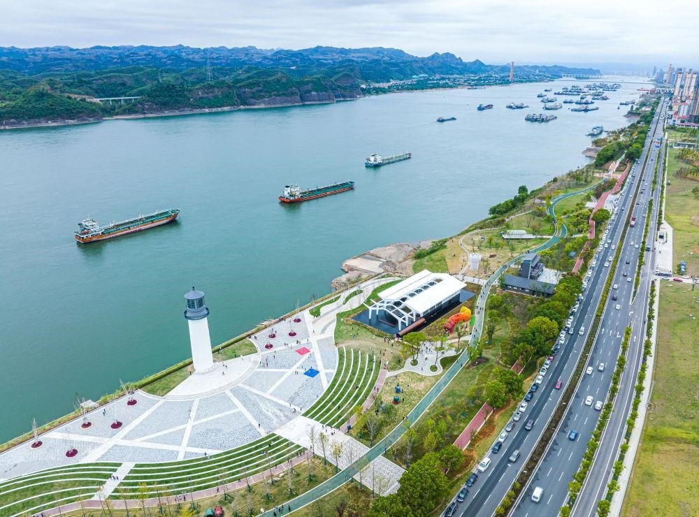 △湖北宜昌市濱江公園燈塔廣場。該廣場是在實施岸線復綠等綜合措施后，由老舊碼頭改造而成。
