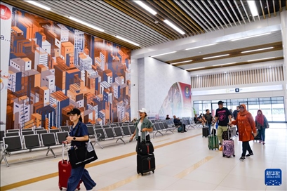 1月24日，在印度尼西亞雅加達哈利姆站，乘客在候車大廳內(nèi)行走。新華社記者 徐欽 攝