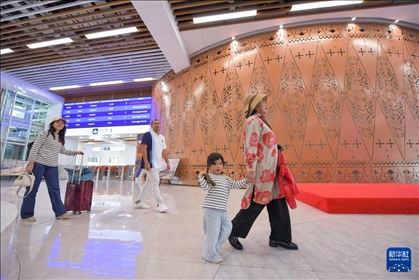 1月24日，在印度尼西亞雅加達哈利姆站，乘客在候車大廳內(nèi)行走。新華社記者 徐欽 攝