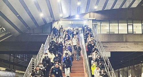 2024年鐵路春運(yùn)今日啟動(dòng)，旅客進(jìn)入站臺(tái)準(zhǔn)備乘車。人民網(wǎng)記者 喬雪峰攝