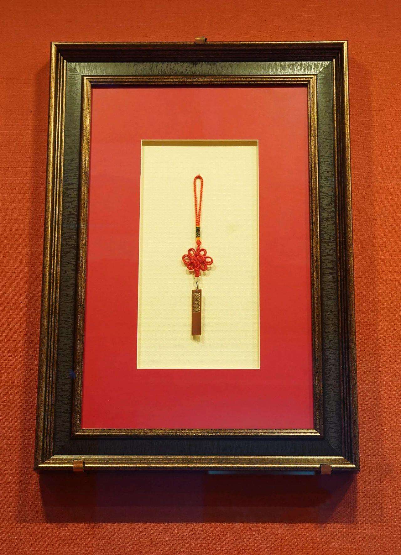 2017年5月，時任肯尼亞總統(tǒng)烏胡魯·肯雅塔贈送習(xí)近平主席的蒙內(nèi)鐵路紀(jì)念U盤。