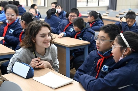  2023年12月18日，在西安新城區(qū)后宰門小學(xué)進(jìn)行的中法校園文化周法語語言沙龍上，西安法語聯(lián)盟的老師與學(xué)生進(jìn)行互動(dòng)。新華社記者 劉瀟 攝