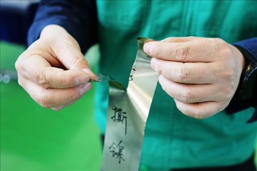 0.05毫米“手撕鎳”。 李羊攝