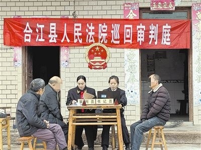  圖②：巡回審理現(xiàn)場。