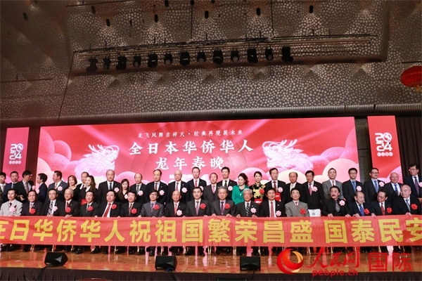 主辦方與嘉賓合影。人民網(wǎng) 許可攝