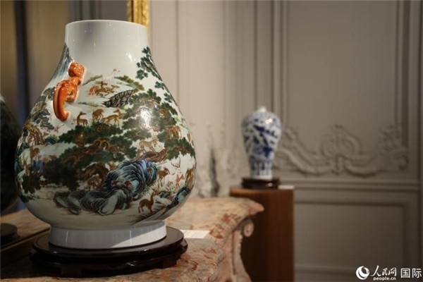 嘉賓和公眾參觀“絲路瓷行”——中國景德鎮(zhèn)陶瓷文化特展。人民網記者 尚凱元攝