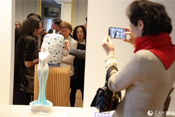嘉賓和公眾參觀“絲路瓷行”——中國景德鎮(zhèn)陶瓷文化特展。人民網記者 尚凱元攝
