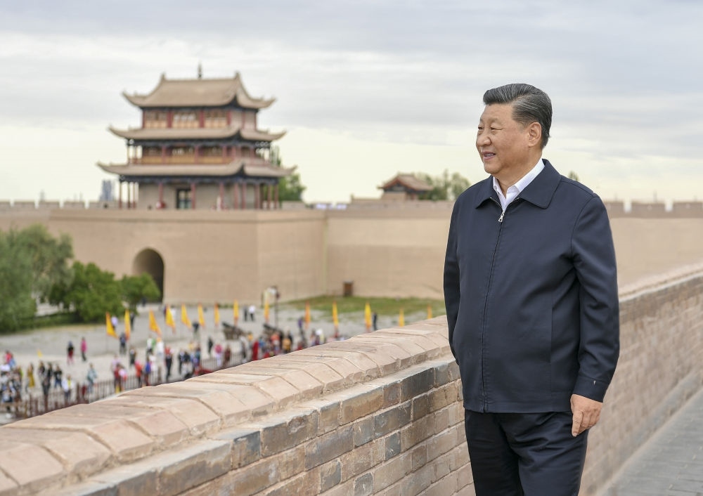 2019年8月20日上午，習近平來到嘉峪關關城，登上城樓察看關城整體面貌，聽取河西走廊長城、關隘歷史文化情況介紹。新華社記者 謝環(huán)馳 攝