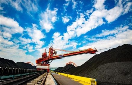 國家能源集團(tuán)黃驊港煤堆場堆料機(jī)正在作業(yè)。受訪者供圖