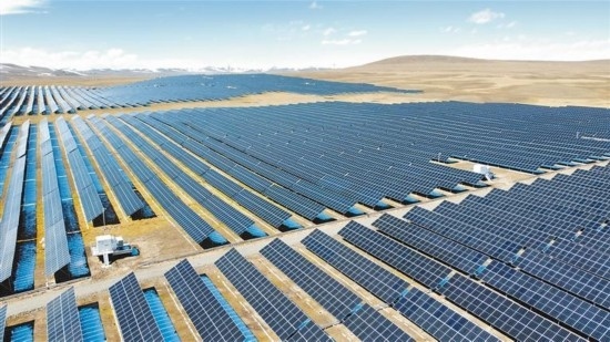 西藏華電色尼區(qū)12萬千瓦光伏發(fā)電項(xiàng)目電力保供項(xiàng)目航拍。趙書彬攝