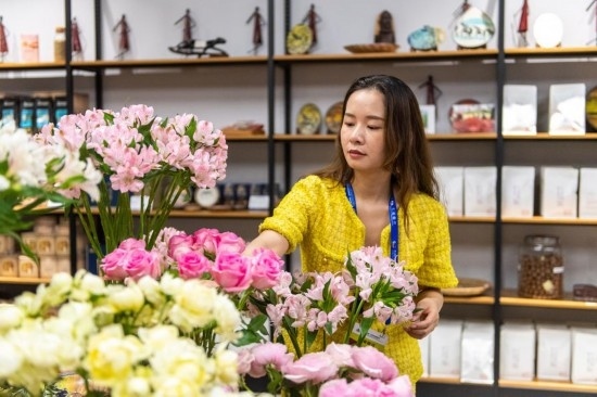 2023年7月1日，在位于湖南省長沙市的湖南高橋大市場，中非經(jīng)貿(mào)博覽會常設(shè)展館展區(qū)肯尼亞館工作人員在整理產(chǎn)自非洲的鮮花。新華社記者 陳思汗 攝