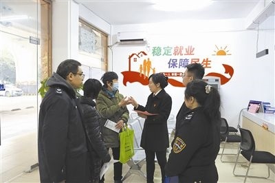  圖③：調(diào)解后，法官現(xiàn)場向當(dāng)事人做釋法析理工作。