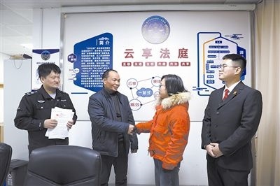  圖②：雙方當(dāng)事人達(dá)成調(diào)解協(xié)議，握手言和。