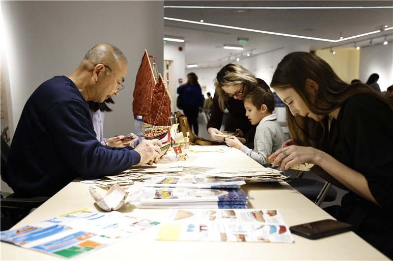 中國泉州非遺大師現(xiàn)場指導制作水密隔艙福船制造技藝。 布加勒斯特中國文化中心供圖