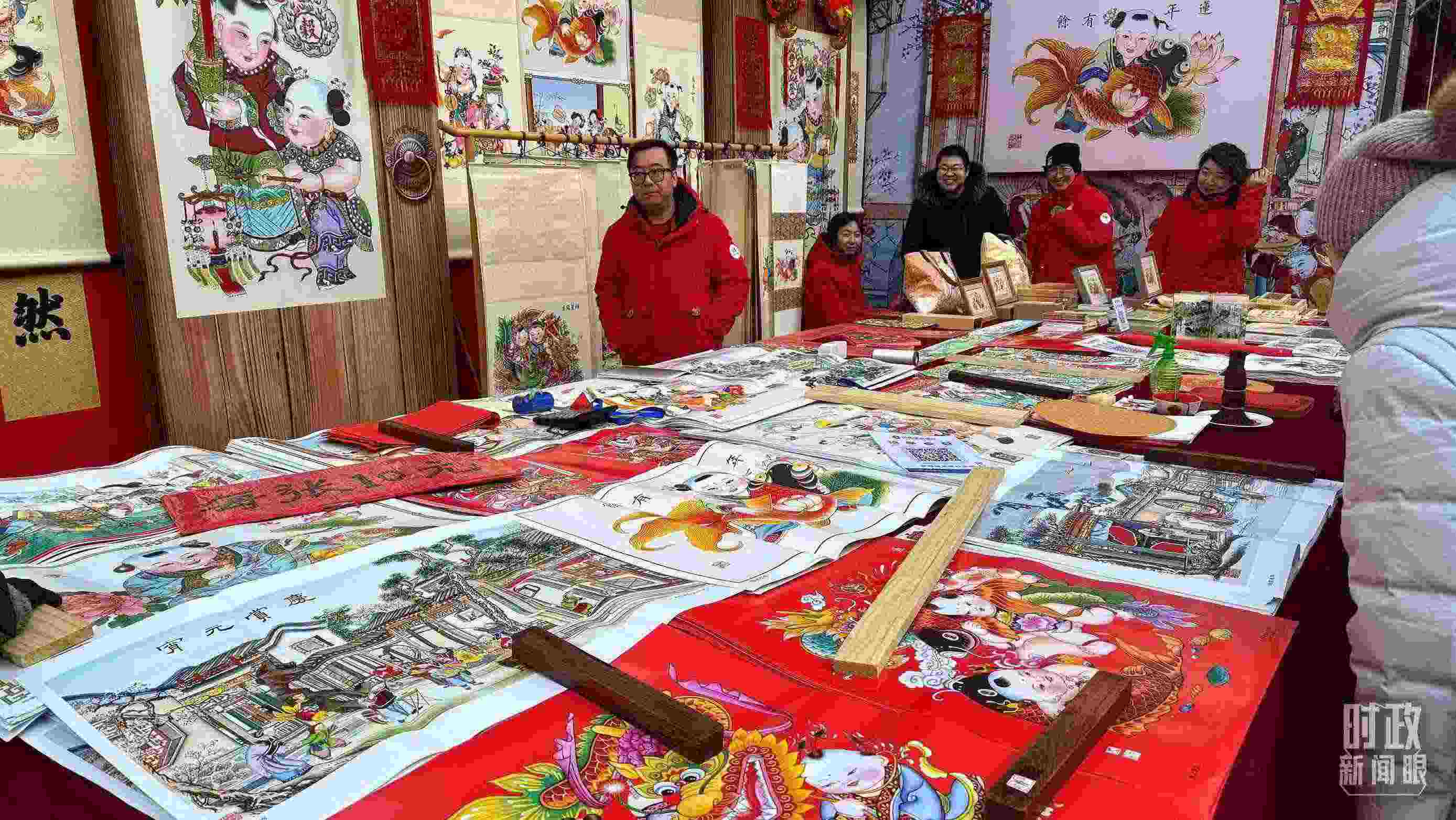 △市民們正在天津古文化街選購年畫。（總臺央視記者黎兵拍攝）