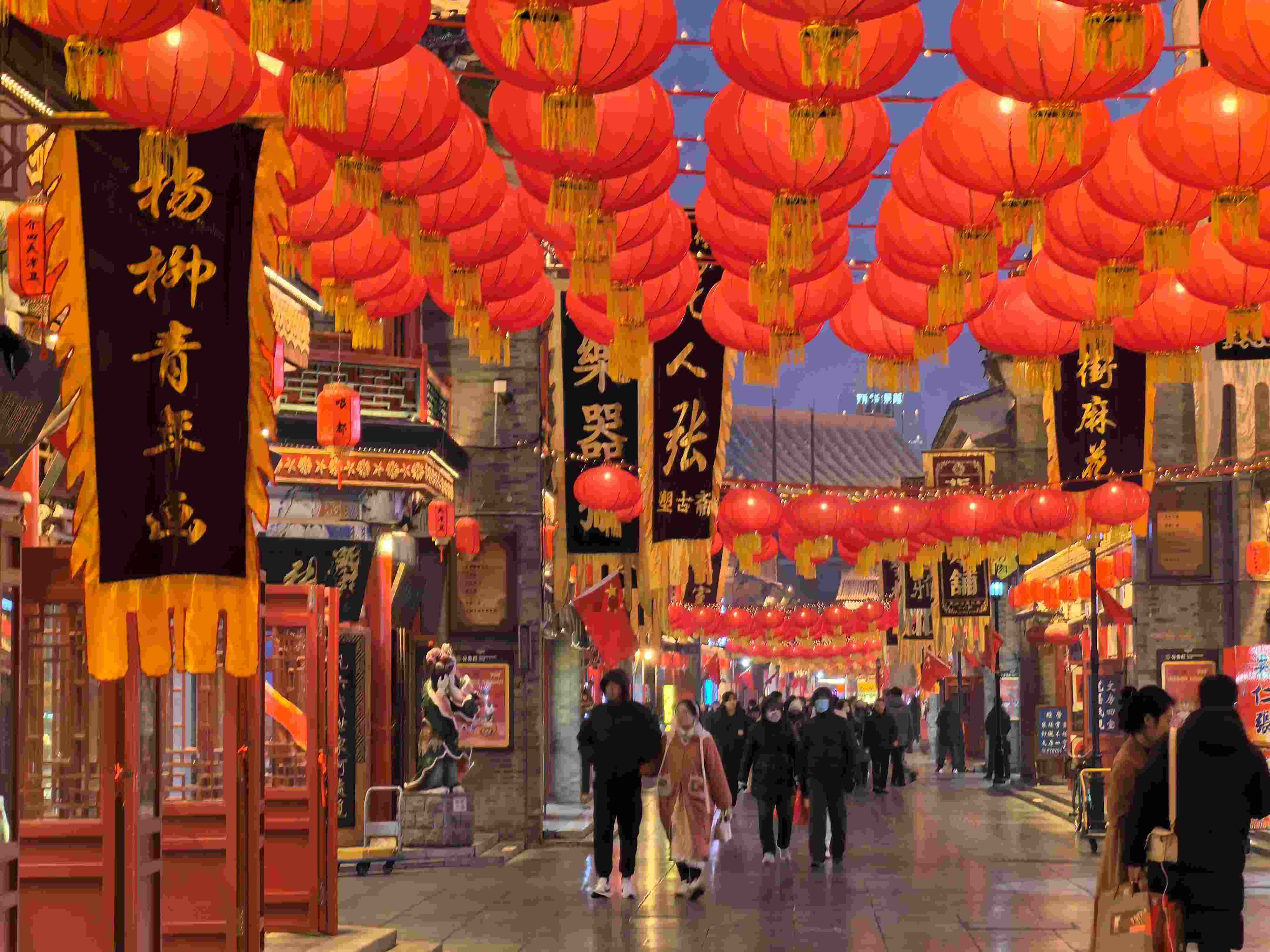 △春節(jié)臨近，古文化街上年味兒漸濃。（總臺(tái)央廣記者潘毅拍攝）