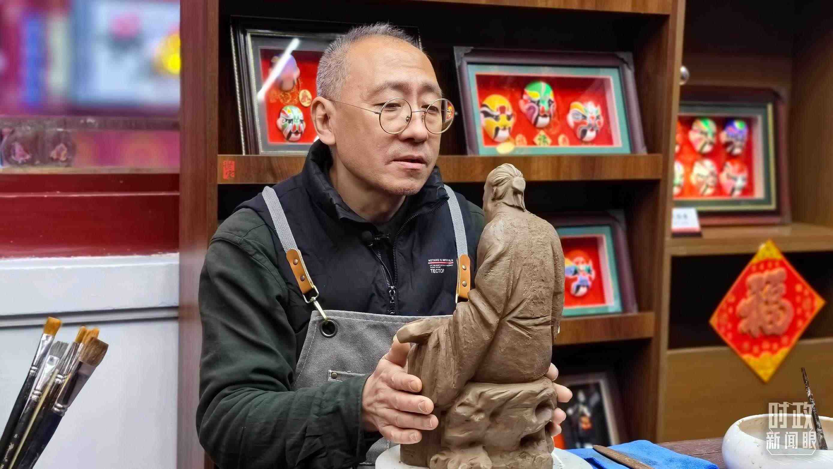 △“泥人張”的匠人正在雕塑。（總臺央視記者潘毅拍攝）
