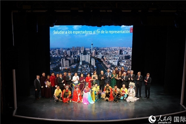 圖為王衛(wèi)大使與蒙迪諾外長等嘉賓登臺祝賀。人民網(wǎng)記者 許放攝