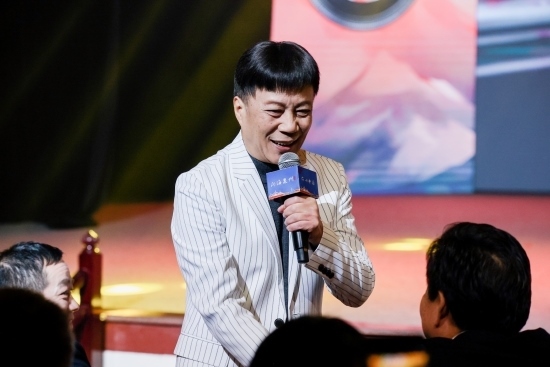 “何以中國·向海泉州”網(wǎng)絡(luò)主題活動現(xiàn)場，陳百潭演出時(shí)與觀眾互動。泉州廣播電視臺供圖