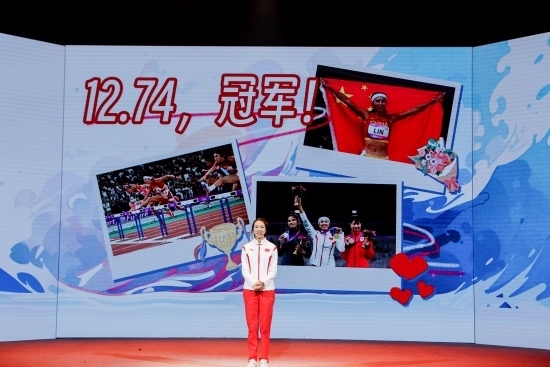 “何以中國·向海泉州”網(wǎng)絡(luò)主題活動現(xiàn)場，林雨薇講述奪冠經(jīng)歷。泉州廣播電視臺供圖