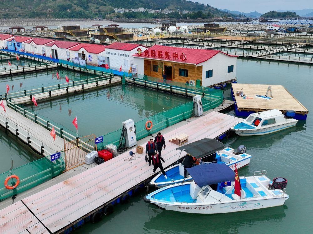 △2023年11月14日，福建寧德市霞浦縣溪南鎮(zhèn)七星海上社區(qū)的工作人員，前往轄區(qū)漁排進(jìn)行民情走訪。