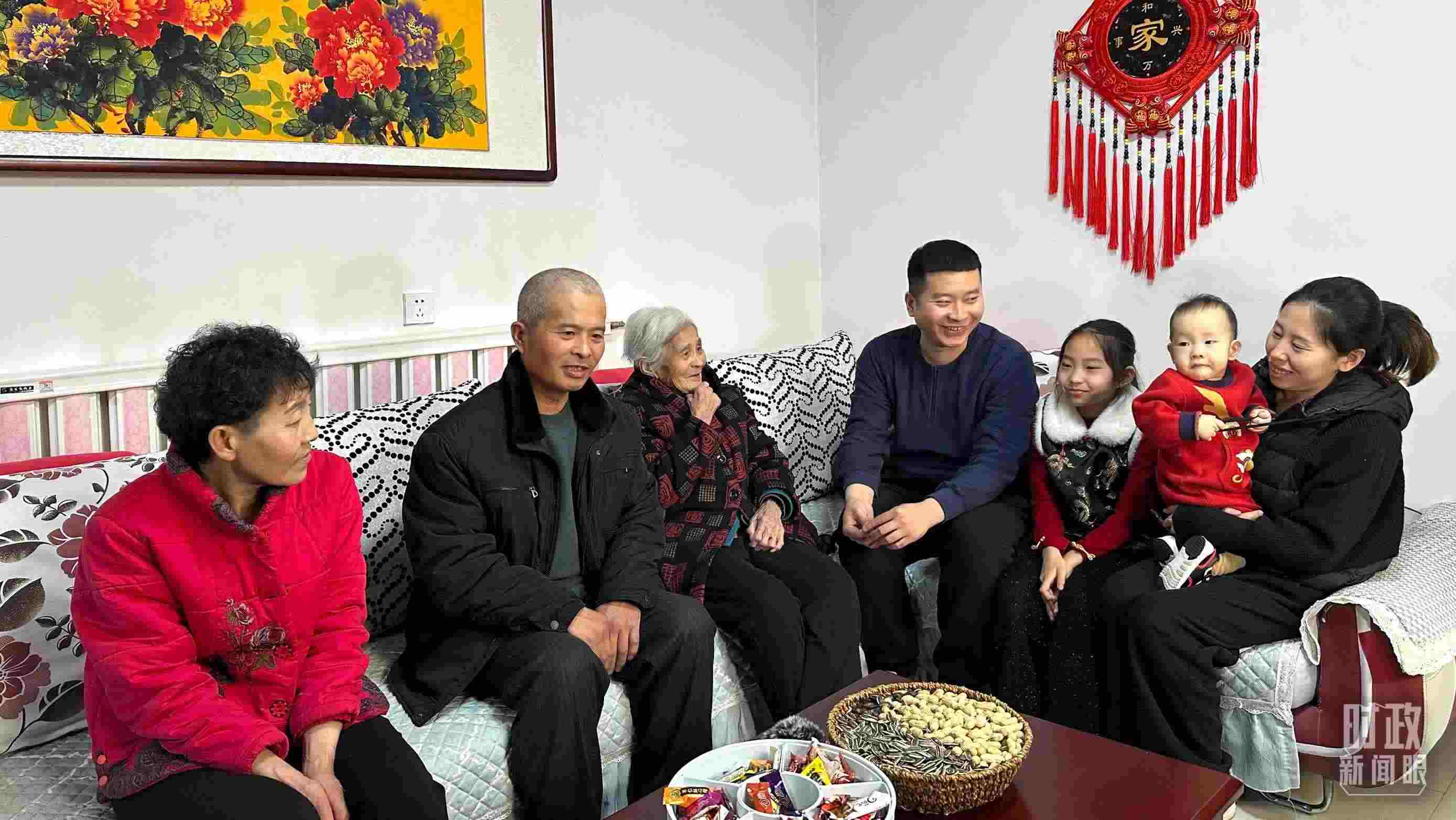 △第六埠村村民杜洪剛一家。（總臺央視記者趙化拍攝）