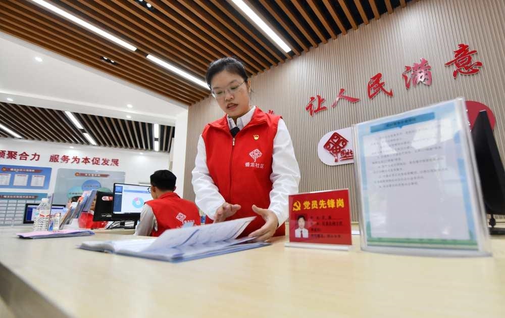 △2023年12月14日，廣西南寧市蟠龍社區(qū)，工作人員在為居民服務(wù)。