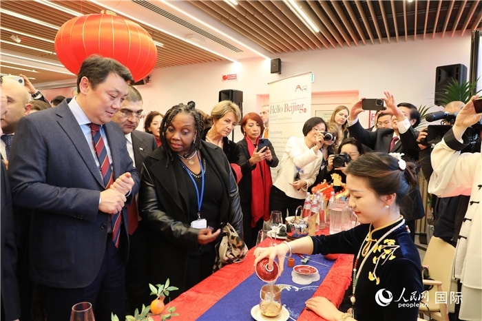 到訪嘉賓欣賞中國茶藝并品茶。 