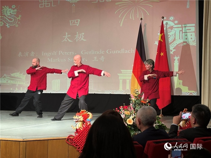 太極，表演者：Ingolf Peters、Gerlinde Gundlach、Markus Stüber