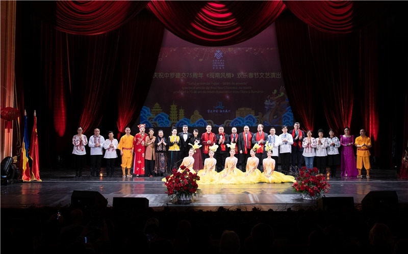 圖為韓大使、羅政府高官與泉州藝術(shù)團(tuán)演員合影。中國駐羅大使館文化處供圖。