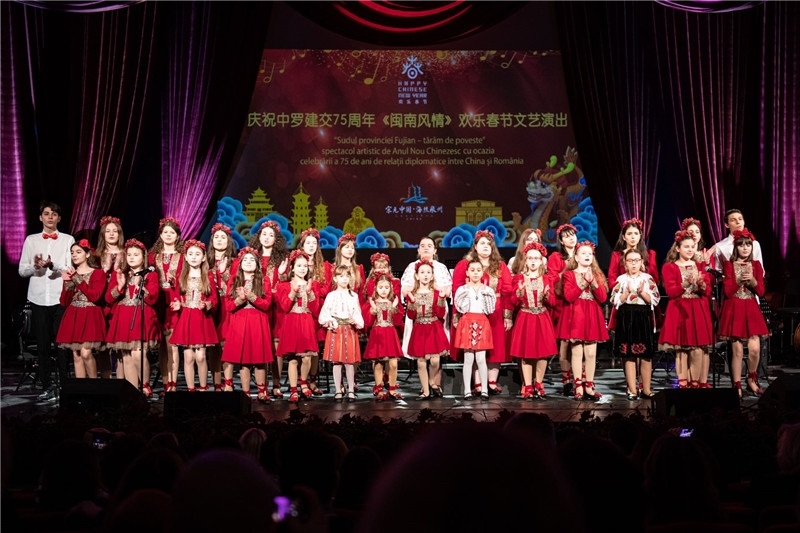 圖為羅小快板兒童合唱團(tuán)在演唱中文歌曲。 中國駐羅大使館文化處供圖。