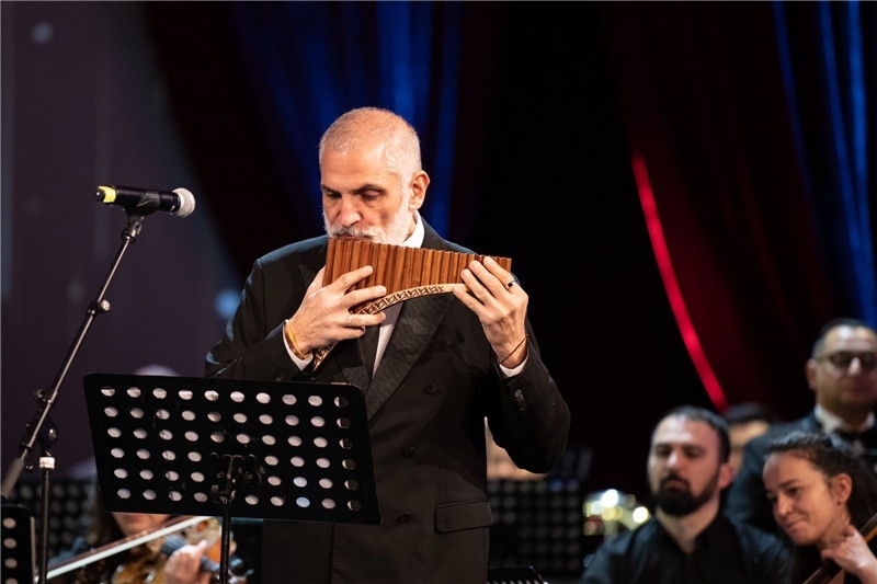 圖為著名排簫大師達(dá)米安·德拉吉奇在領(lǐng)銜演奏中國經(jīng)典曲目。 中國駐羅大使館文化處供圖。