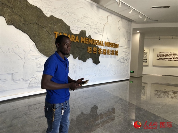 當(dāng)?shù)毓ぷ魅藛T向記者講解。人民網(wǎng)記者 黃培昭攝