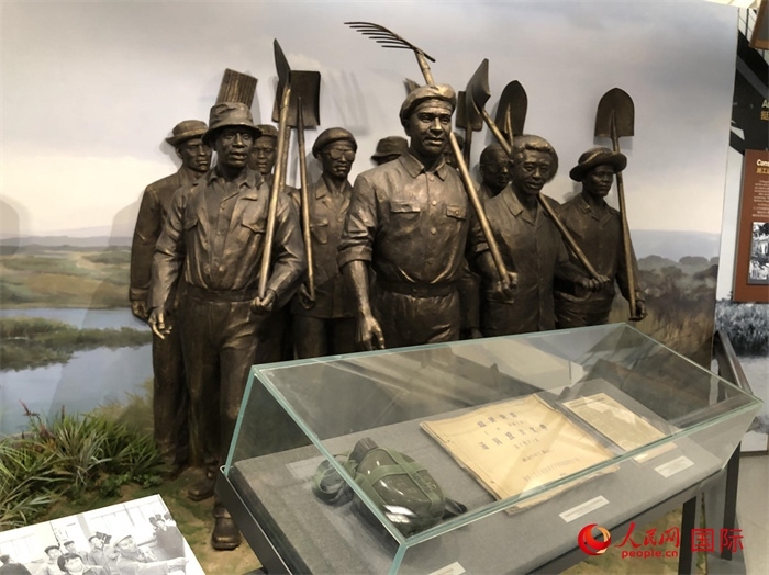 紀(jì)念園中展覽的筑路場(chǎng)景 。人民網(wǎng)記者 黃培昭攝