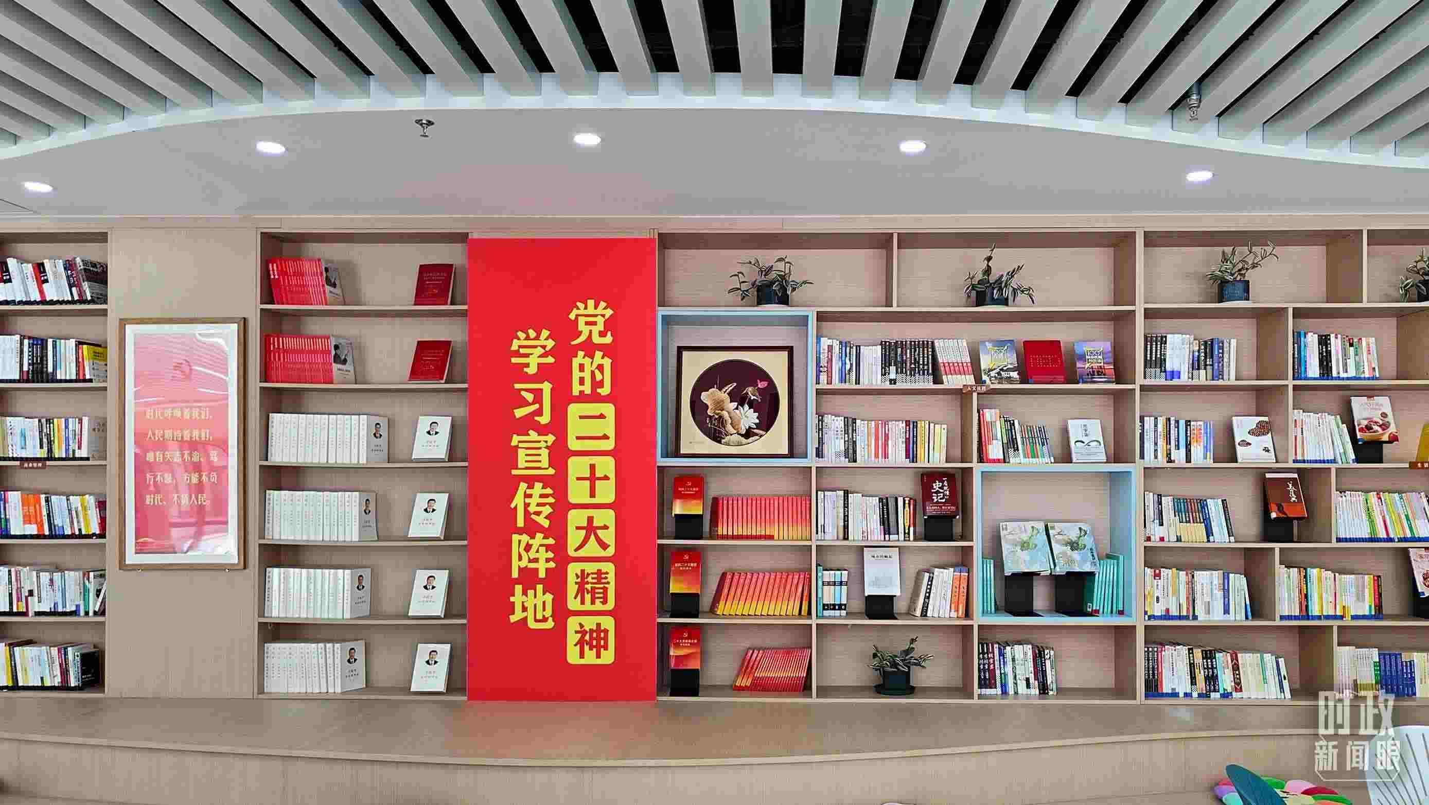 △雄安新區(qū)南文營(yíng)社區(qū)黨群服務(wù)中心。2023年5月，習(xí)近平在這里強(qiáng)調(diào)要構(gòu)筑新時(shí)代宜業(yè)宜居的“人民之城”。（總臺(tái)央視記者楊立峰拍攝）