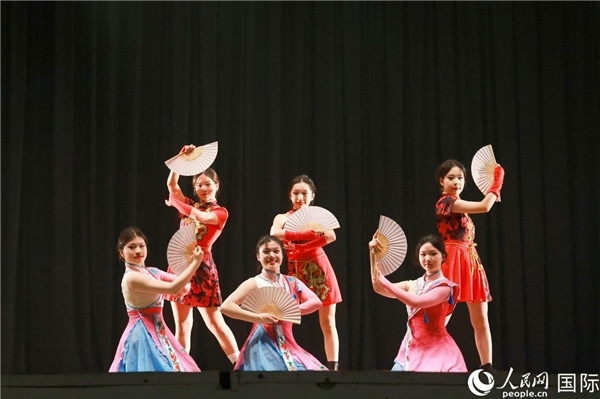 燈光秀匯演現(xiàn)場(chǎng)節(jié)目精彩紛呈。人民網(wǎng)記者 陳海琪攝