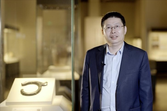 中國國家博物館副館長張偉明介紹館藏C形玉龍。