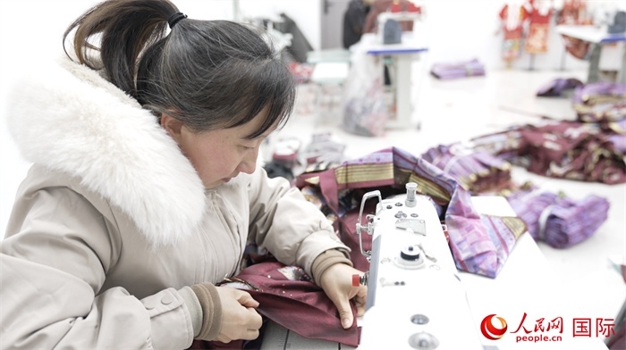 1月24日，在山東省菏澤市曹縣大集鎮(zhèn)云牧服飾有限公司，高燕正在縫制馬面裙。 人民網(wǎng)記者 袁蒙攝