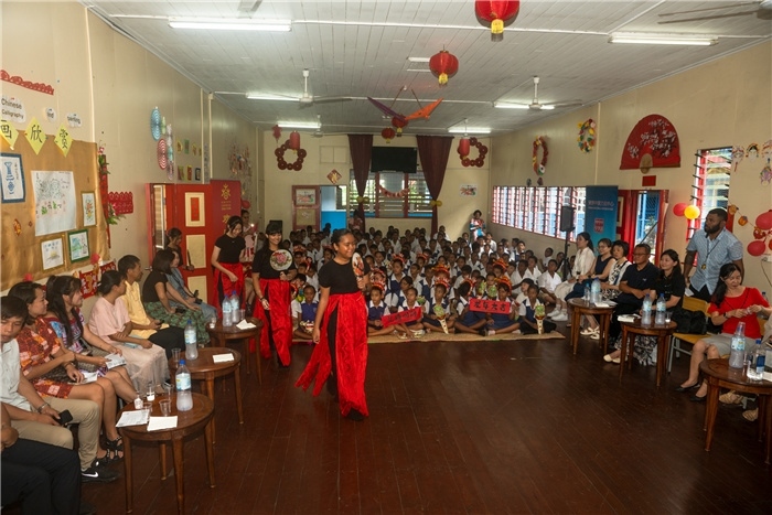 中華學(xué)校學(xué)生表演扇子舞。