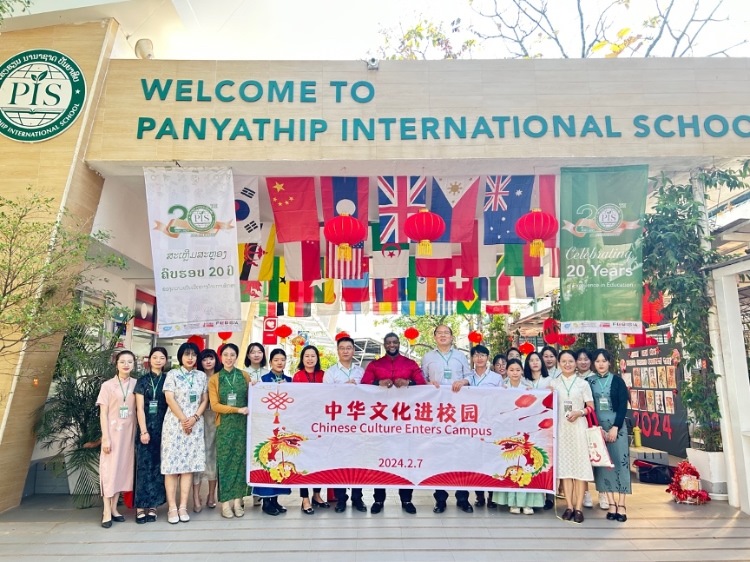 駐老撾使館政治處主任杜長青與白云碧國際學(xué)校校方、參會志愿者教師合影?；顒?dòng)主辦方供圖